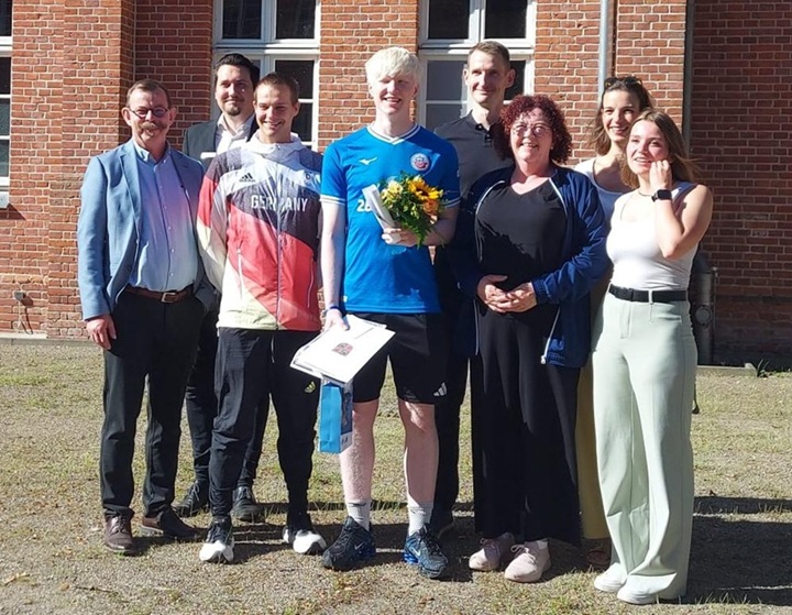 tl_files/Schulhomepage2526/Fotos Haus A 2026/Ehrung_Davis_fertig2.jpeg