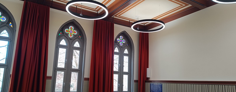 tl_files/Schulhomepage2526/Haus B 2026/Deckenbeleuchtung Aula.jpg
