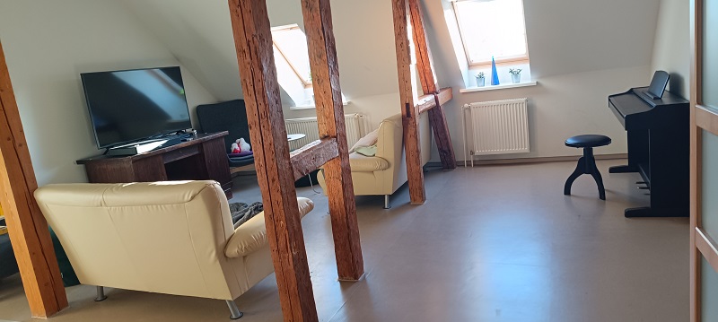 tl_files/Schulhomepage2526/Haus C Aufenshaltraum (Wohnzimmer) fertig.jpg