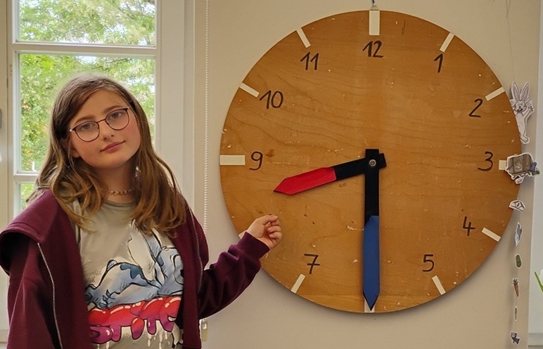 tl_files/Schulhomepage2526/Roter Flur/2b_Uhr_gross.jpg tl_files/Schulhomepage2526/Roter Flur/2b_Uhr_gross.jpg