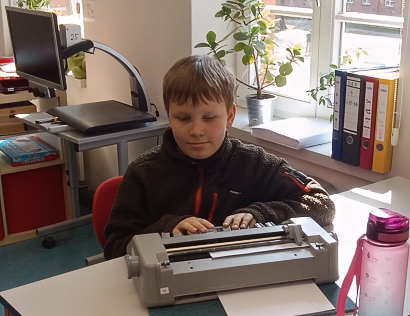 tl_files/Schulhomepage2526/Roter Flur/Felix_Maschine.jpg tl_files/Schulhomepage2526/Roter Flur/Felix_Maschine.jpg