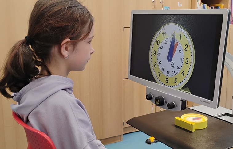 tl_files/Schulhomepage2526/Roter Flur/kind uhr lesegeraet.jpg tl_files/Schulhomepage2526/Roter Flur/kind uhr lesegeraet.jpg